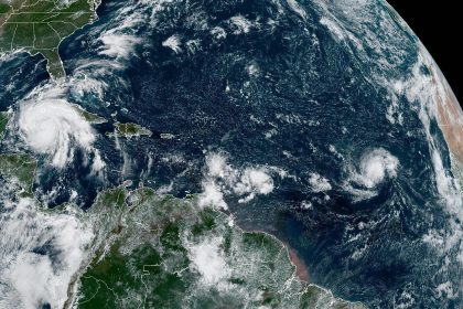 Imagen satelital cedida este lunes por la Oficina Nacional de Administración Oceánica y Atmosférica de Estados Unidos (NOAA), a través del Centro Nacional de Huracanes (NHC), en la que se registra la situación del clima con en el Atlántico. EFE/NOAA-NHC /SOLO USO EDITORIAL /NO VENTAS /SOLO DISPONIBLE PARA ILUSTRAR LA NOTICIA QUE ACOMPAÑA /CRÉDITO OBLIGATORIO