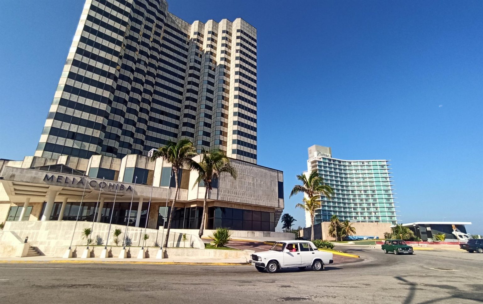 Fotografía de archivo de autos que pasan junto a hoteles en construcción y otros ya abiertos, en La Habana (Cuba). EFE/ Ernesto Mastrascusa