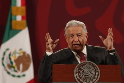 El presidente de México, Andrés Manuel López Obrador, participa hoy durante una rueda de prensa matutina en Palacio Nacional, de la Ciudad de México (México). EFE/ Mario Guzmán