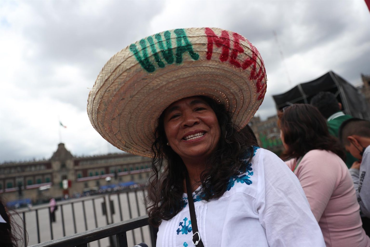 Personas se dan cita en el Zócalo previo a la ceremonia del Grito de Independencia, hoy, en Ciudad de México (México). EFE/ Sáshenka Gutiérrez