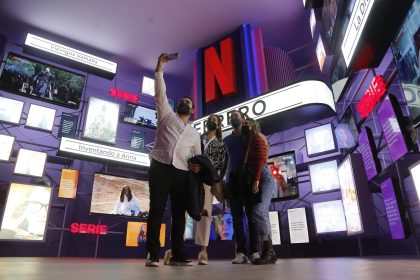 Fotografía de archivo fechada el 19 de febrero de 2022 que muestra a personas mientras visitan la Caja Netflix, una estrategia para acercar al público con la series y películas de la plataforma, en Guadalajara, estado de Jalisco (México). EFE/ Francisco Guasco