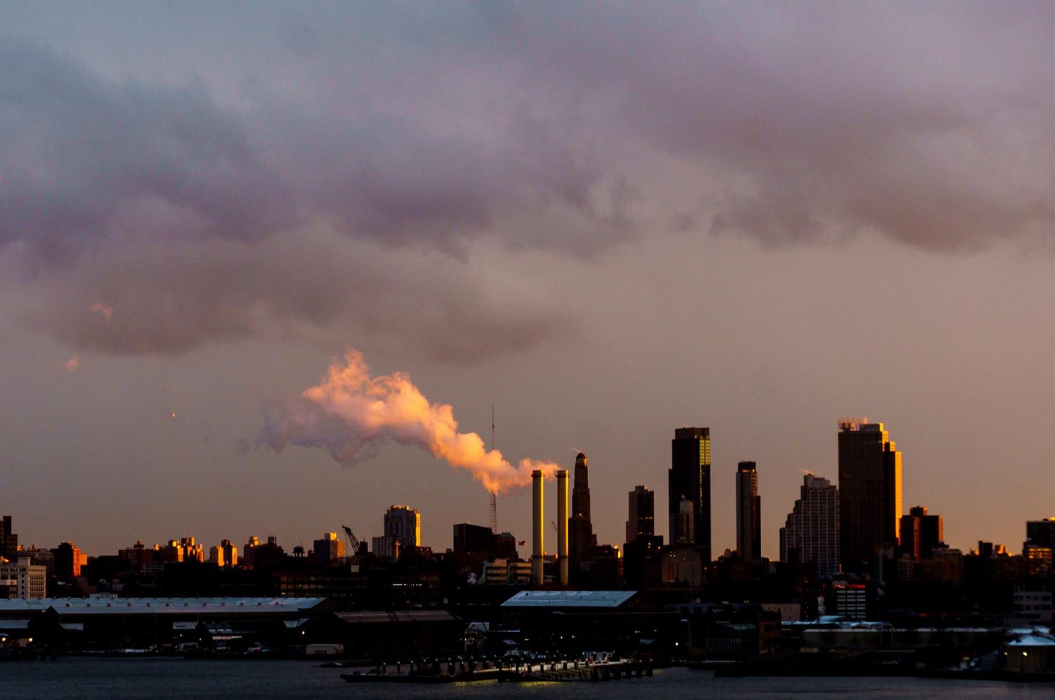 Fotografía de archivo que muestra las emisiones que provienen de una central eléctrica en Brooklyn, Nueva York (EE.UU.). EFE/ Justin Lane