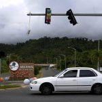 Fotografía de archivo que muestra semáforos caídos tras el paso de un huracán en el municipio de Naguabo (Puerto Rico). EFE/Thais Llorca