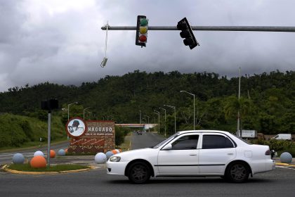 Fotografía de archivo que muestra semáforos caídos tras el paso de un huracán en el municipio de Naguabo (Puerto Rico). EFE/Thais Llorca