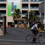 Un hombre pasa en bicicleta frente a las oficinas de Luma Energy, en el barrio de Santurce en San Juan (Puerto Rico). Imagen de archivo. EFE/Thais LLorca