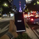 Una persona solicita un servicio de transporte en la aplicación Uber, ayer en la Ciudad de México (México). EFE/Isaac Esquivel