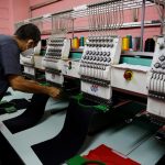 Un operario trabaja en una fábrica en San Salvador (El Salvador), en una fotografía de archivo. EFE/Rodrigo Sura