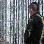 Fotografía de archivo que muestra un agente de la Patrulla Fronteriza vigilando la frontera que separa a San Diego (EE.UU.) y Tijuana (México). EFE/Rafael Salido