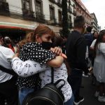 Personas permanecen en las calles hoy, después de activarse la alerta sísmica en la Ciudad de México (México). EFE/José Méndez