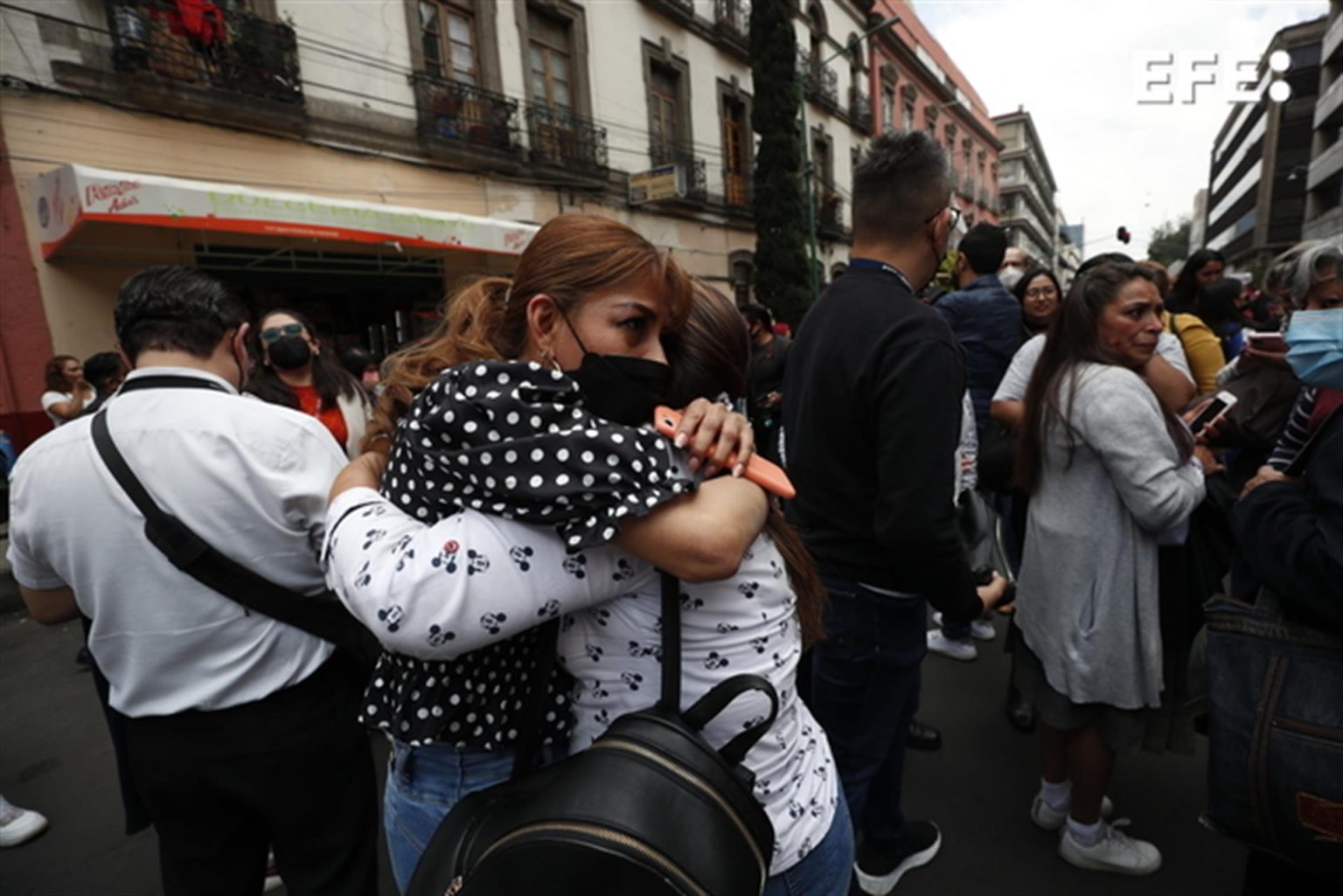 Personas permanecen en las calles hoy, después de activarse la alerta sísmica en la Ciudad de México (México). EFE/José Méndez