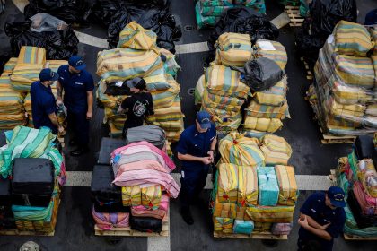 Dos hermanos colombianos se declararon culpables en un tribunal de Tampa, en la costa oeste de Florida, de traficar por mar con más de 3.500 kilos de cocaína desde su país de origen a Centroamérica, un cargamento que fue interceptado por la Guardia Costera de EE.UU. en aguas del Pacífico. Imagen de archivo. EFE/Eva Marie Uzgategui