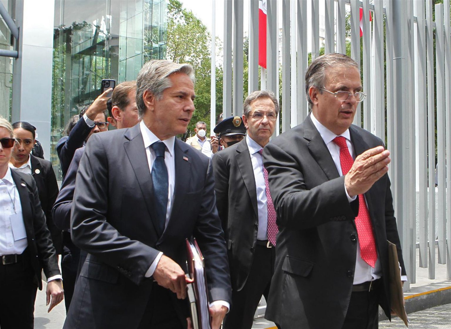 Fotografía cedida hoy, por la Secretaría de Relaciones Exteriores (SRE), del canciller mexicano Marcelo Ebrard (d) y el secretario de Estado de Estados Unidos, Antony Blinken (i) a su salida después de una reunión en las instalaciones de la Secretaría de Economía de la Ciudad de México (México). EFE/ Secretaría de Relaciones Exteriores /SOLO USO EDITORIAL/SOLO DISPONIBLE PARA ILUSTRAR LA NOTICIA QUE ACOMPAÑA (CRÉDITO OBLIGATORIO)