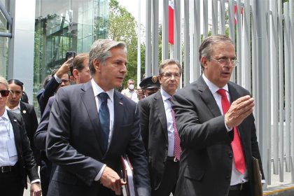 Fotografía cedida hoy, por la Secretaría de Relaciones Exteriores (SRE), del canciller mexicano Marcelo Ebrard (d) y el secretario de Estado de Estados Unidos, Antony Blinken (i) a su salida después de una reunión en las instalaciones de la Secretaría de Economía de la Ciudad de México (México). EFE/ Secretaría de Relaciones Exteriores /SOLO USO EDITORIAL/SOLO DISPONIBLE PARA ILUSTRAR LA NOTICIA QUE ACOMPAÑA (CRÉDITO OBLIGATORIO)