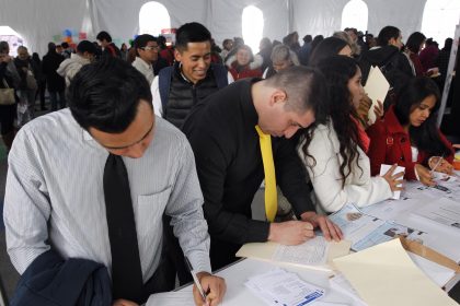 Fotografía de archivo de decenas de mexicanos que elaboran solicitudes de empleo durante el inicio de la 30° Feria del Empleo que se celebra en Ciudad de México (México). EFE/Sáshenka Gutiérrez