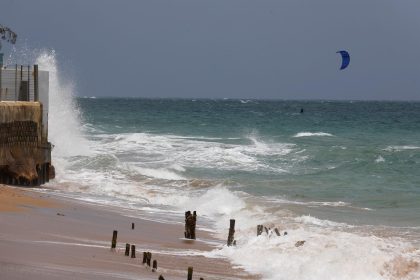 Varias personas acuden a la playa antes del paso de la tormenta tropical Grace en San Juan (Puerto Rico). Imagen de archivo. EFE/ Thais Llorca