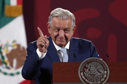 El presidente de México, Andrés Manuel López Obrador, participa hoy durante una rueda de prensa matutina en el Palacio Nacional, de la Ciudad de México (México). EFE/Mario Guzmán