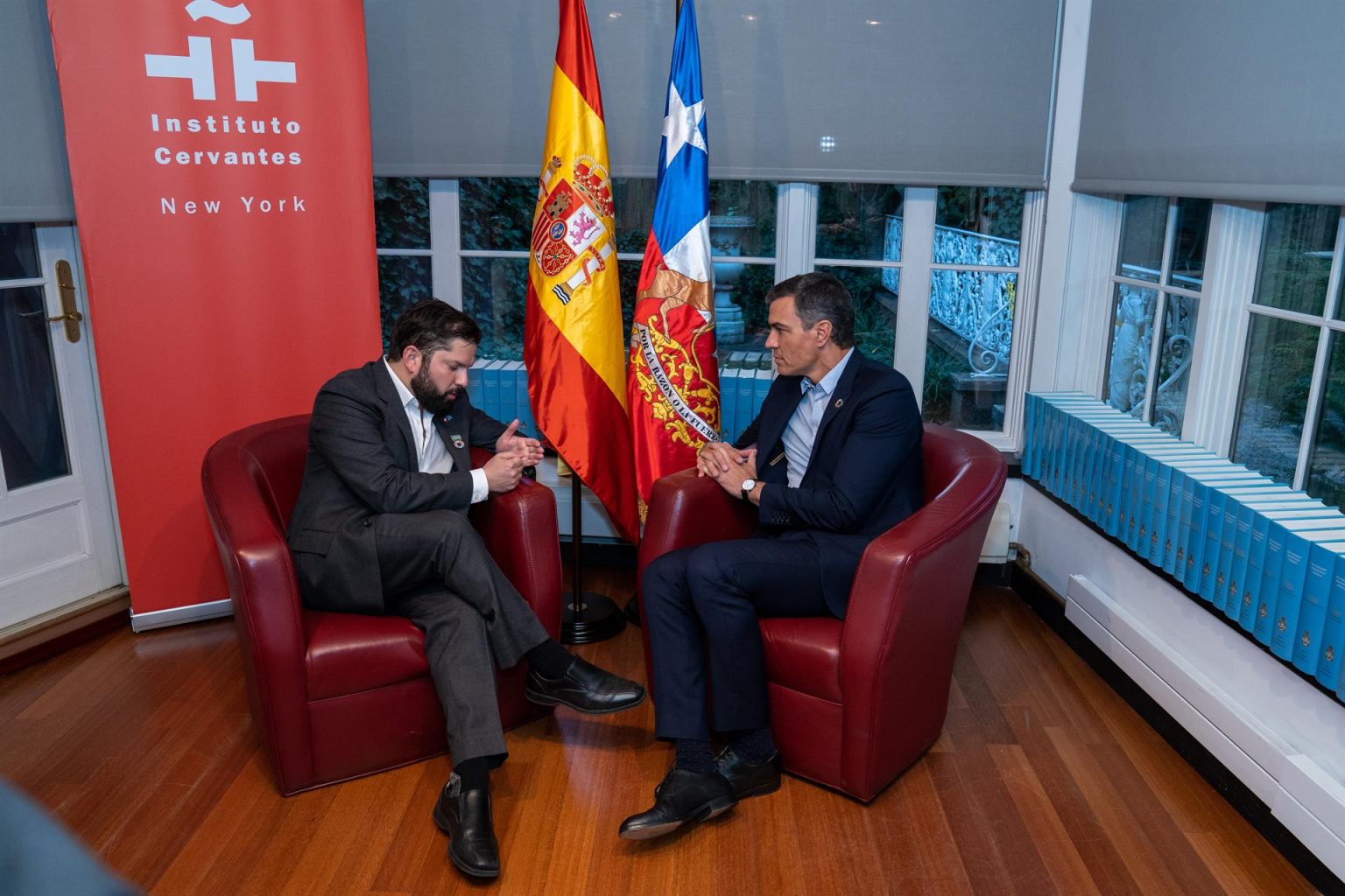 El presidente del Gobierno español, Pedro Sánchez, habla hoy con su similar de Chile, Gabriel Boric (i), durante un acto de homenaje al asesinado mandatario chileno Salvador Allende, en la sede del Instituto Cervantes en Nueva York (EE.UU). El presidente de Chile, Gabriel Boric, y el del gobierno español, Pedro Sánchez, participaron este miércoles en Nueva York en un homenaje por el 50 aniversario del histórico discurso ante la ONU del presidente chileno Salvador Allende, un año antes de ser asesinado en un golpe de estado. EFE/ Ángel Colmenares