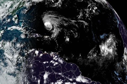 Imagen satelital cedida hoy martes por la Oficina Nacional de Administración Oceánica y Atmosférica de Estados Unidos (NOAA), a través del Centro Nacional de Huracanes (NHC), donde se muestra la localización de la tormenta tropical Earl en el Atlántico. EFE/NOAA-NHC /SOLO USO EDITORIAL /NO VENTAS /SOLO DISPONIBLE PARA ILUSTRAR LA NOTICIA QUE ACOMPAÑA /CRÉDITO OBLIGATORIO