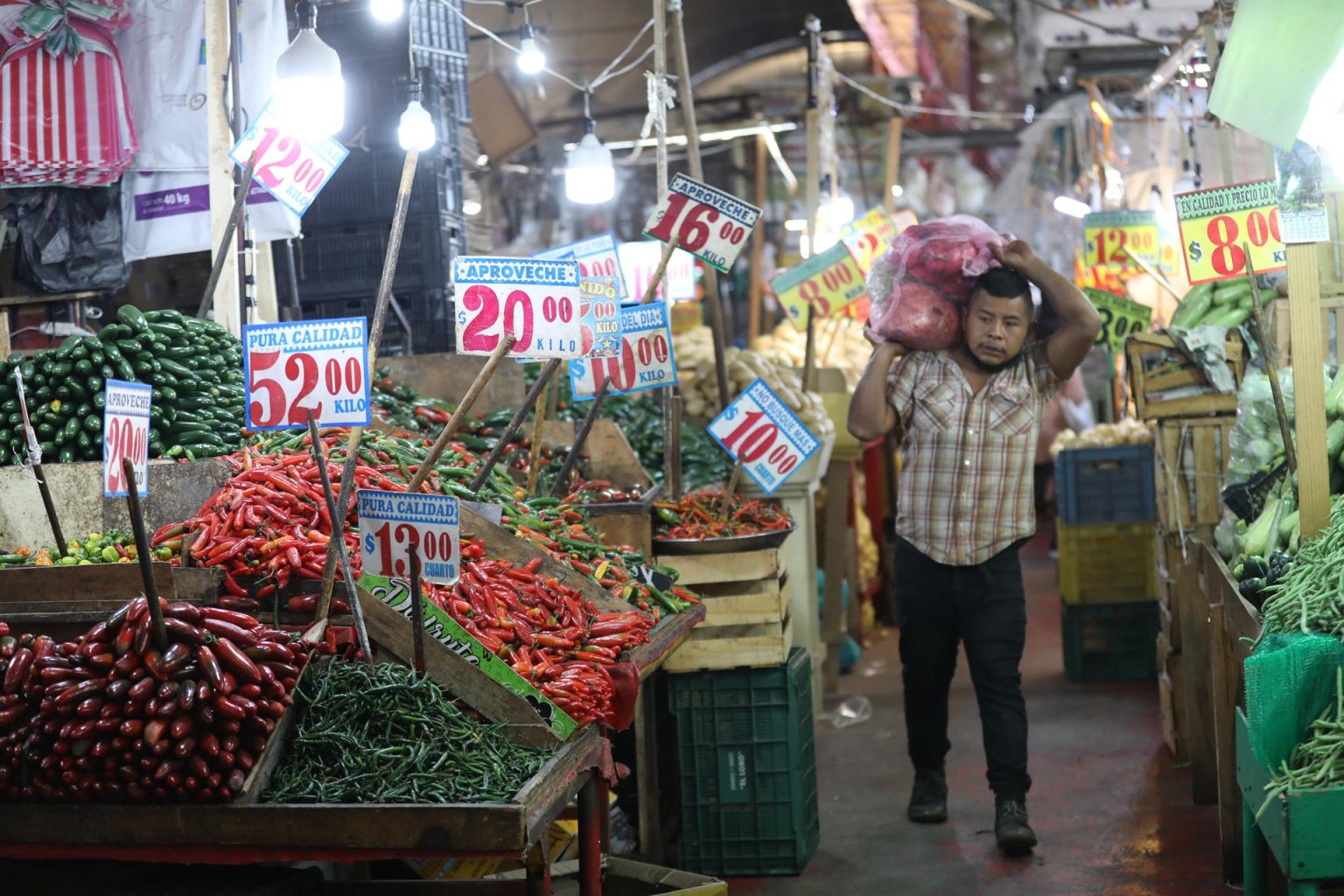 Fotografía de archivos de productos en una plaza de mercado en Ciudad de México (México). EFE/Sáshenka Gutiérrez