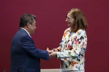 La secretaria de Economía, Tatiana Clouthier (d) saluda al presidente de Fuerza Migrante, Jaime Lucero (i) hoy durante la firma de "Convenio para el impulso económico de la Fuerza Migrante" en un acto celebrado en Ciudad de México. EFE/José Méndez