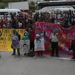 Familiares de los 43 normalistas desaparecidos protestan hoy, en la autopista del Sol, en Chilpancingo, Guerrero (México). EFE/José Luis de la Cruz