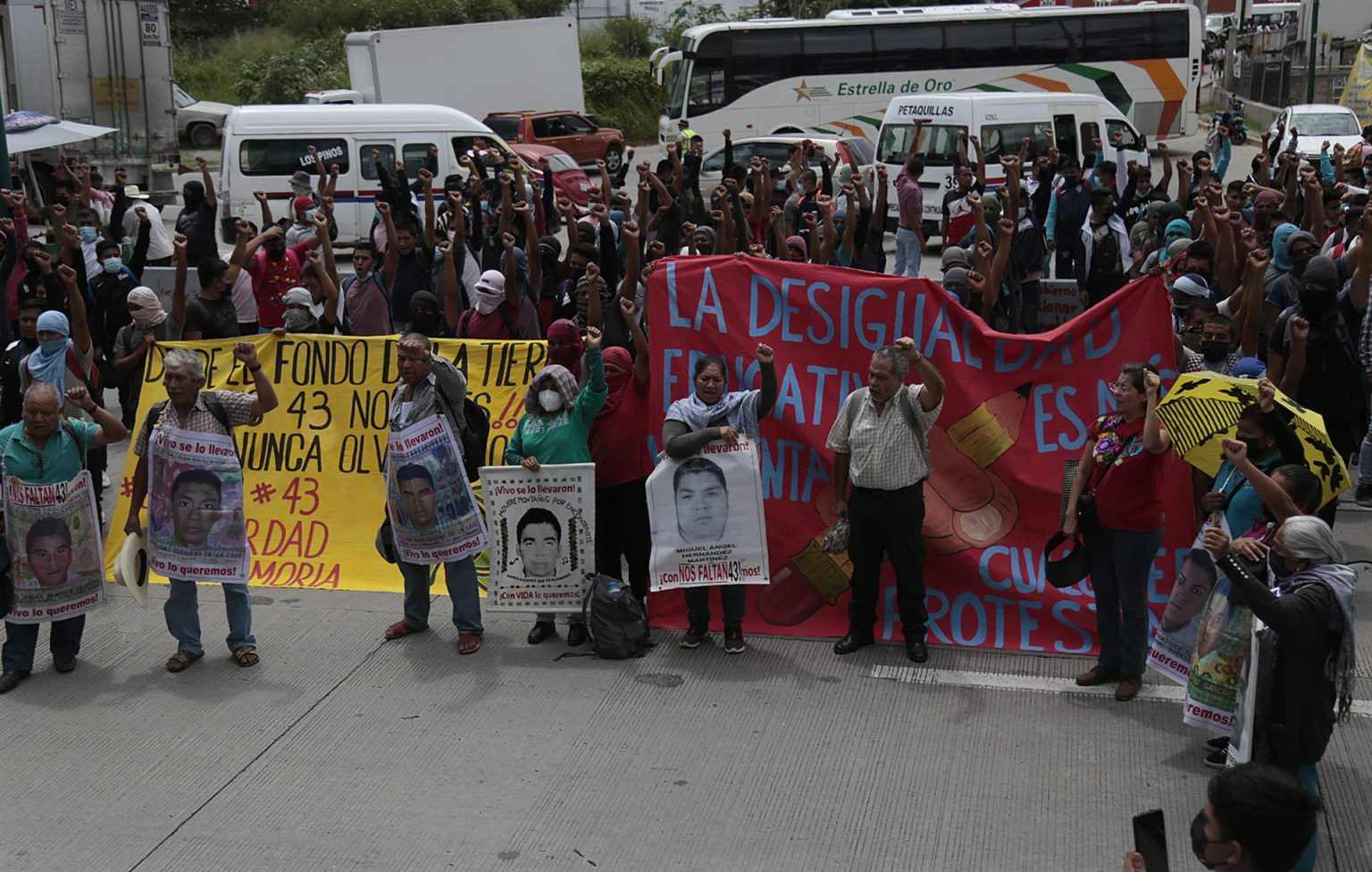 Familiares de los 43 normalistas desaparecidos protestan hoy, en la autopista del Sol, en Chilpancingo, Guerrero (México). EFE/José Luis de la Cruz