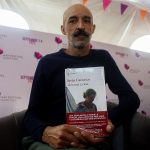 El escritor español Jesús Carrasco posa durante una entrevista con Efe, el 2 de septiembre de 2022, en la ciudad de Querétaro (México).  EFE/ Sergio Adrián Ángeles