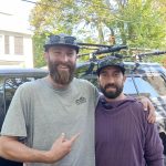 Los pescadores Nathan Ruchames (i) y Adam Karwiel (d) hoy, en el pueblo de Edgartown, estado de Massachusetts (EE.UU.). EFE/ Iñaki Estívaliz