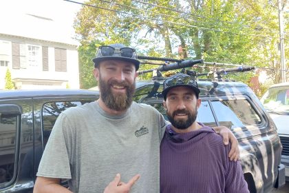 Los pescadores Nathan Ruchames (i) y Adam Karwiel (d) hoy, en el pueblo de Edgartown, estado de Massachusetts (EE.UU.). EFE/ Iñaki Estívaliz