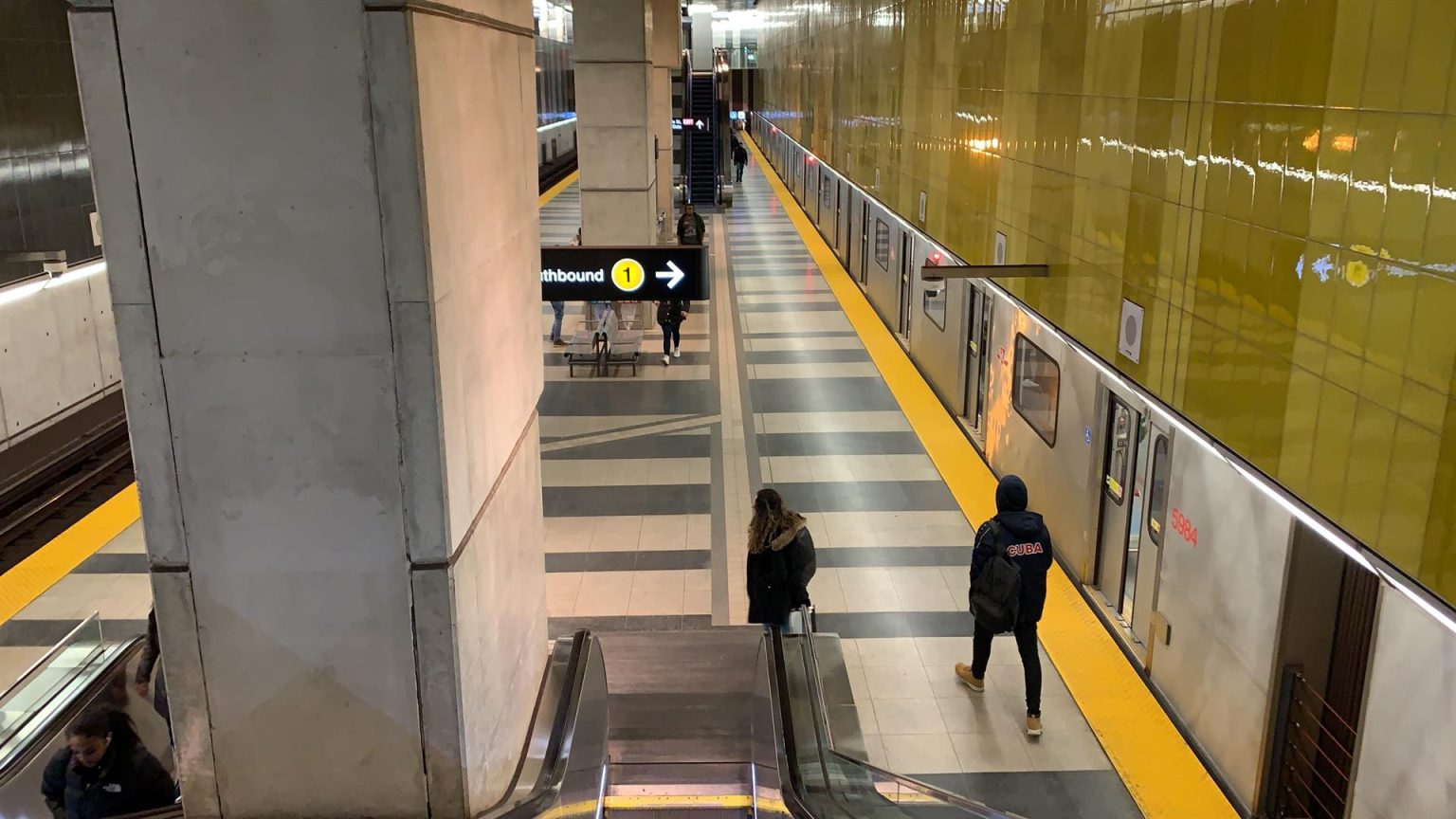 Unas personas caminan en la concurrida estación de metro de Finch West, en el área metropolitana de Toronto, Ontario (Canadá). Imagen de archivo. EFE/ Osvaldo Ponce