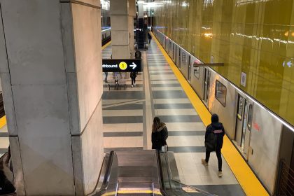 Unas personas caminan en la concurrida estación de metro de Finch West, en el área metropolitana de Toronto, Ontario (Canadá). Imagen de archivo. EFE/ Osvaldo Ponce