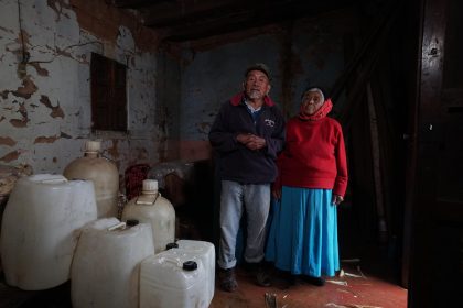 Palermo Olivero (i) y su esposa Alejandra Moreno, damnificados por el sismo de hace 5 años, muestran su vivienda afectada el 4 de septiembre de 2022, en San Lorenzo Jilotepequillo, estado de Oaxaca (México). EFE/Daniel Ricardez