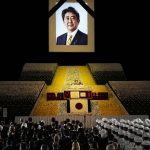 Un retrato del exministro japonés Shinzo Abe en el escenario durante el funeral de estado del exministro en Nippon Budokan en Tokio, Japón, este martes. EFE/ Franck Robichon / Pool