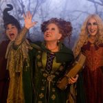 Fotografía cedida por Disney Enterprises donde aparecen de izquierda a derecha Kathy Najimy como Mary Sanderson, Bette Midler como Winifred Sanderson, y Sarah Jessica Parker como Sarah Sanderson, durante un fragmento de la película “Hocus Pocus 2”. EFE/ Disney Enterprises / SOLO USO EDITORIAL/ SOLO DISPONIBLE PARA ILUSTRAR LA NOTICIA QUE ACOMPAÑA (CRÉDITO OBLIGATORIO)