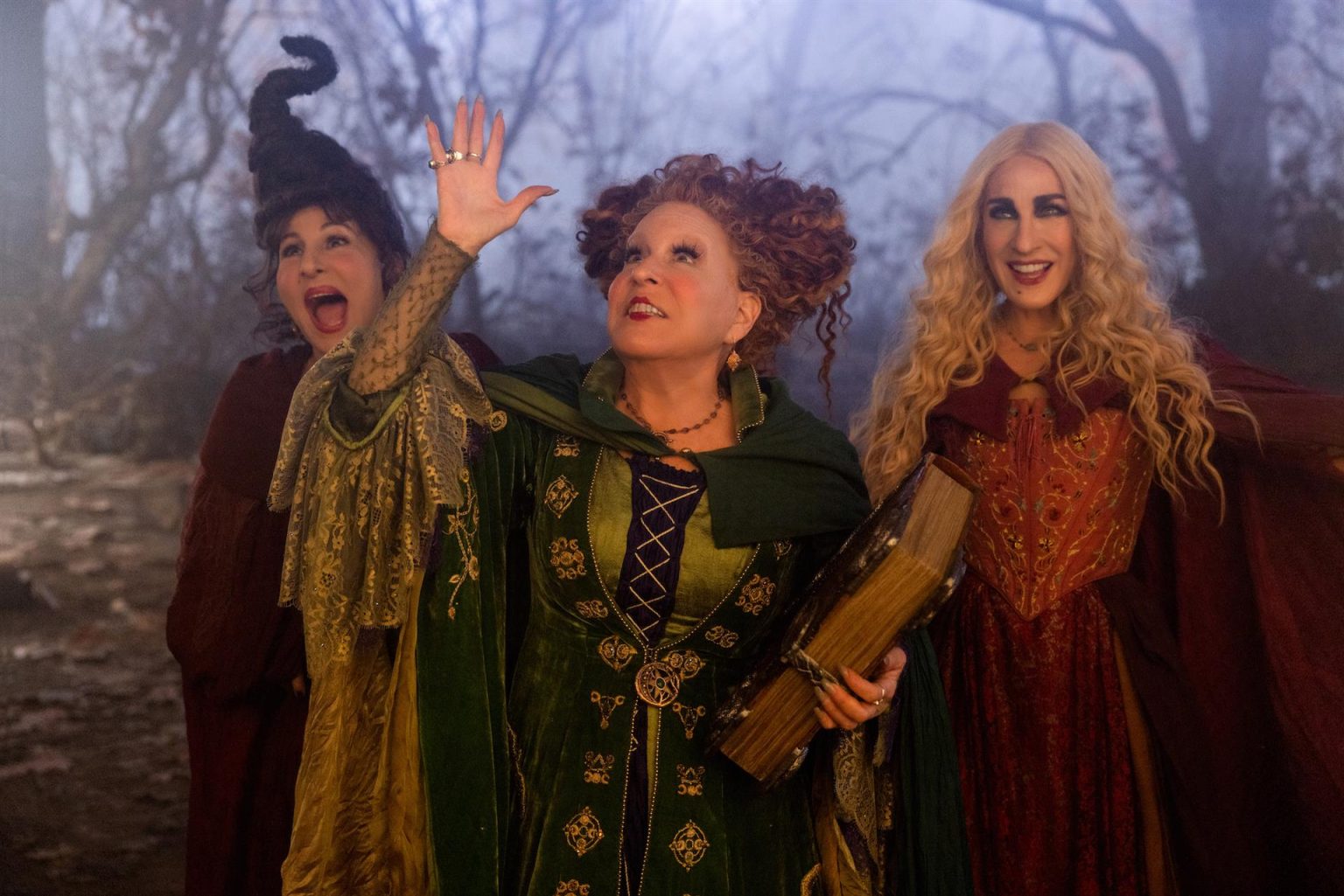 Fotografía cedida por Disney Enterprises donde aparecen de izquierda a derecha Kathy Najimy como Mary Sanderson, Bette Midler como Winifred Sanderson, y Sarah Jessica Parker como Sarah Sanderson, durante un fragmento de la película “Hocus Pocus 2”. EFE/ Disney Enterprises / SOLO USO EDITORIAL/ SOLO DISPONIBLE PARA ILUSTRAR LA NOTICIA QUE ACOMPAÑA (CRÉDITO OBLIGATORIO)