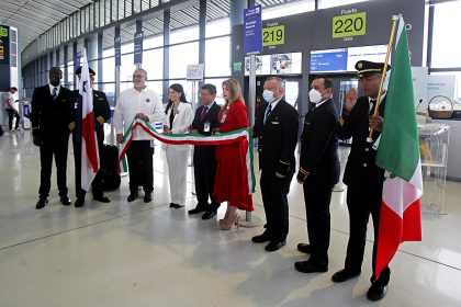 Autoridades sostienen un listón durante la inauguración de una nueva ruta al Aeropuerto Internacional Felipe Ángeles, hoy, en Ciudad de Panamá (Panamá). EFE/ Carlos Lemos