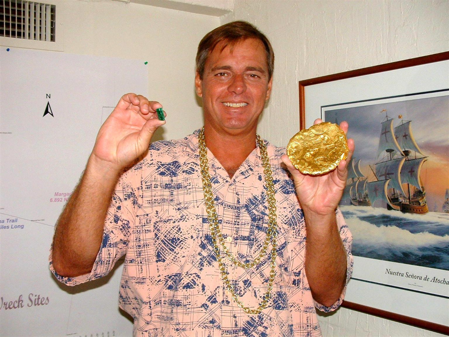 Fotografía de archivo del 19 de octubre de 2003 donde aparece Kim Fisher, presidente ejecutivo de Mel Fisher Family Enterprise, mientras muestra dos de las piezas encontradas en el galeón español "Nuestra Señora de Atocha" frente a las costas de Florida. EFE/Luis A. Torres