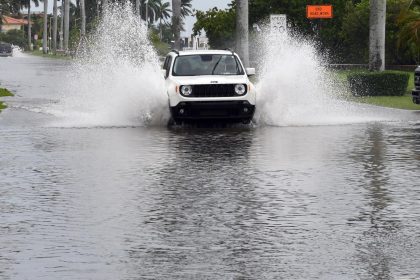 Un jeep se hace camino en la inundada avenida S. Olive Drive en West Palm Beach, Florida (Estados Unidos). Imagen de archivo. EFE/ Jim Rassol