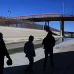 Fotografía de archivo que muestra a varios migrantes buscando pasar la frontera en cercanías del Río Bravo en Ciudad Juárez, estado de Chihuahua (México). EFE/Luis Torres