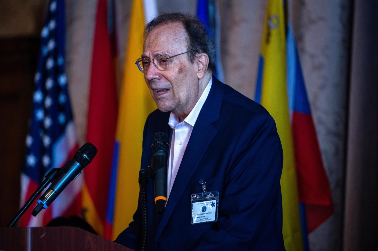 Fotografía de archivo del 5 de mayo de 2021 donde aparece el escritor y periodista cubano Carlos Alberto Montaner mientras habla en el foro "Defensa de la Democracia en las Américas", organizado por el Instituto Interamericano para la Democracia (IID) en Miami, Florida (EE. UU). EFE/Giorgio Viera