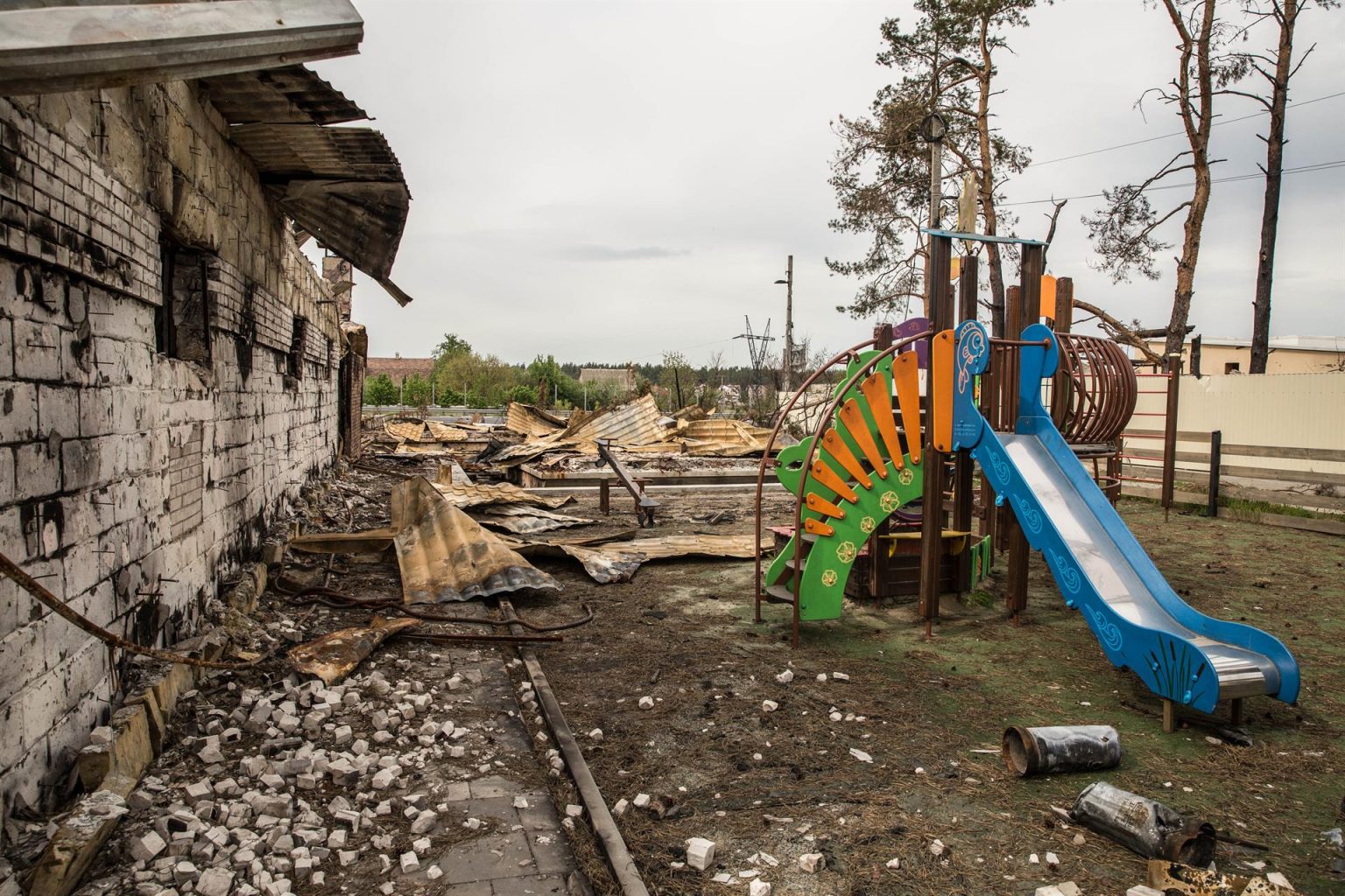 Fotografía de archivo de una vista de juegos infantiles destruidos en un restaurante en la entrada de Kiev (Ucrania). EFE/Esteban Biba