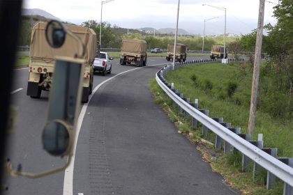 Camiones de la Guardia Nacional reparten suministros y agua este miércoles en el barrio Punta Diamante en Ponce, Puerto Rico. EFE/Thais Llorca