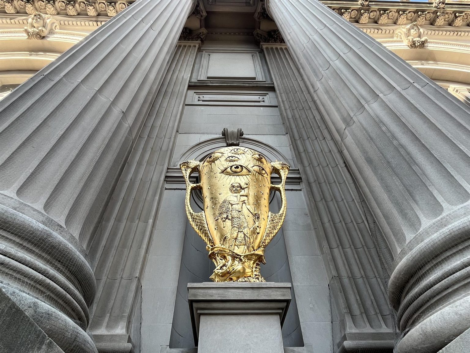 Fotografía de una de las cuatro grandes esculturas doradas con forma de trofeo titulados "Gilt", un juego de palabras en inglés entre "Gold" y "Guilt" ("oro" y "culpa"), del artista guyanés-británico Hew Locke, instaladas hoy en la entrada del Museo Metropolitano de Arte (Met) de Nueva York (EE.UU.). EFE/ Nora Quintanilla