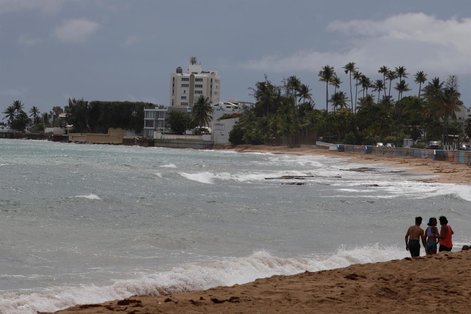 Varias personas acuden a la playa antes del paso de una tormenta tropical en San Juan (Puerto Rico). Imagen de archivo. EFE/ Thais Llorca
