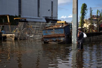 Fotografía de archivo de un hombre que camina por una calle inundada debido a las intensas lluvias registradas en Cataño (Puerto Rico). EFE/ Thais LLorca