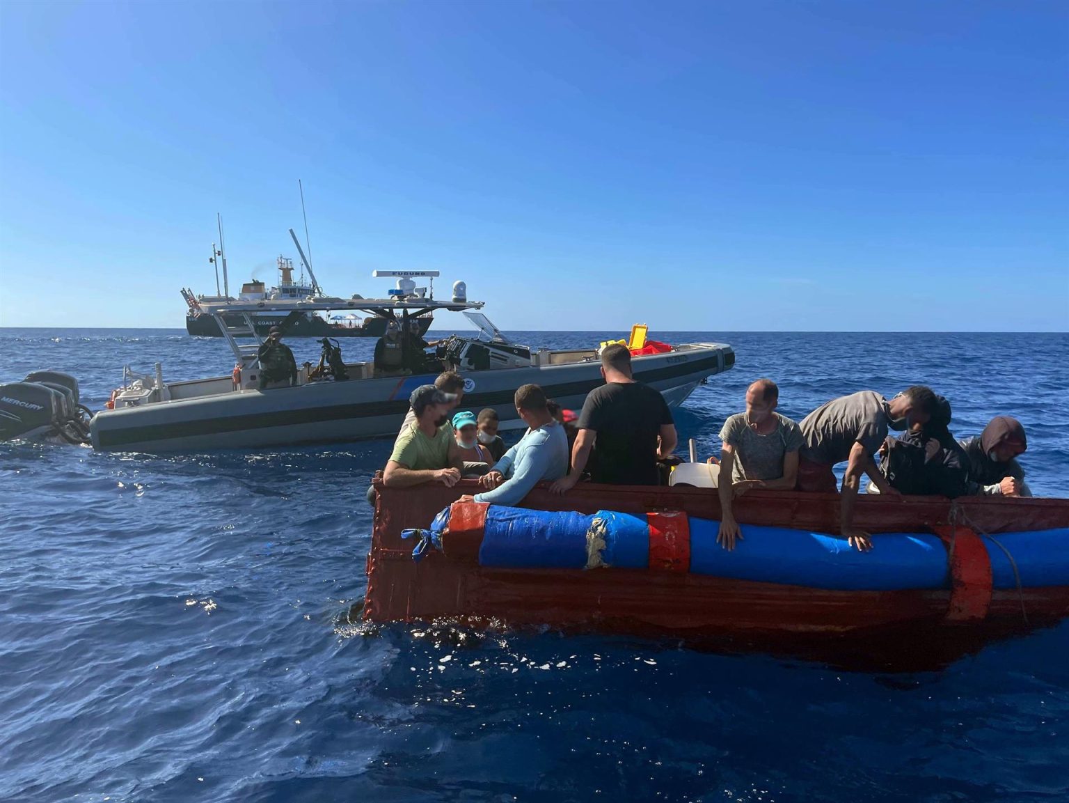 Fotografía cedida por la Guardia Costera estadounidense donde se aprecia a la tripulación del guardacostas Charles Sexton mientras intercepta un barco pequeño con varios inmigrantes cubanos el 9 de diciembre de 2021, aproximadamente a 40 millas (64 kms) al sur de Key West, Florida. EFE/Guardia Costera de EEUU /SOLO USO EDITORIAL /NO VENTAS /SOLO DISPONIBLE PARA ILUSTRAR LA NOTICIA QUE ACOMPAÑA /CRÉDITO OBLIGATORIO