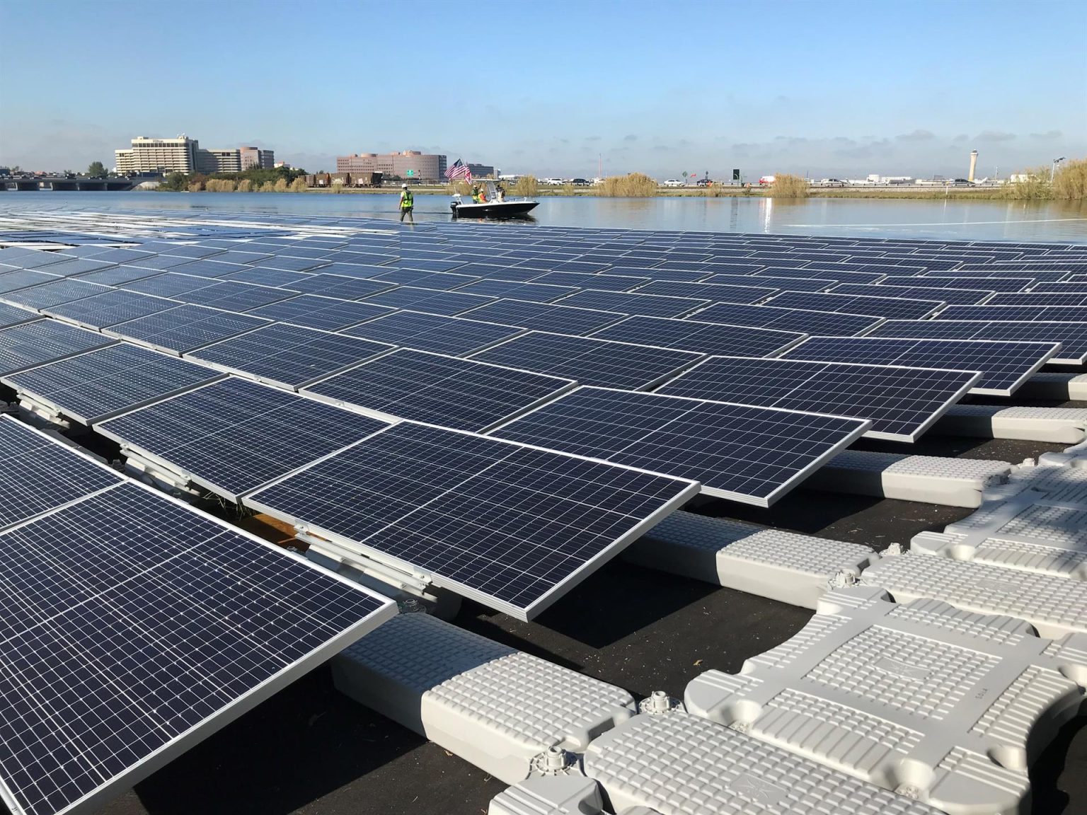 Vista de los paneles solares que conforman la primera plataforma flotante de energía solar durante su inauguración en Miami, Florida (EEUU). Imagen de archivo. EFE/ Ana Mengotti