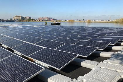 Vista de los paneles solares que conforman la primera plataforma flotante de energía solar durante su inauguración en Miami, Florida (EEUU). Imagen de archivo. EFE/ Ana Mengotti