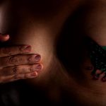 Fotografía del 13 de octubre de 2016 que muestra un tatuaje en la cicatriz que dejó el cáncer de mama en una mujer, en Ciudad de México (México). EFE/Sáshenka Gutiérrez