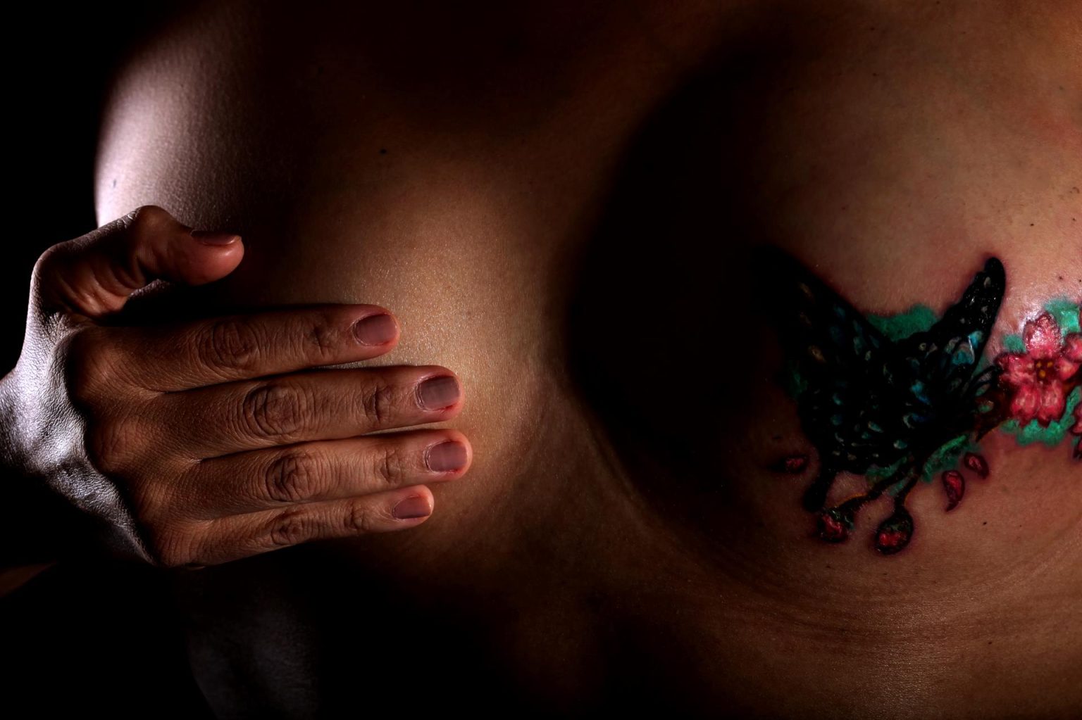 Fotografía del 13 de octubre de 2016 que muestra un tatuaje en la cicatriz que dejó el cáncer de mama en una mujer, en Ciudad de México (México). EFE/Sáshenka Gutiérrez